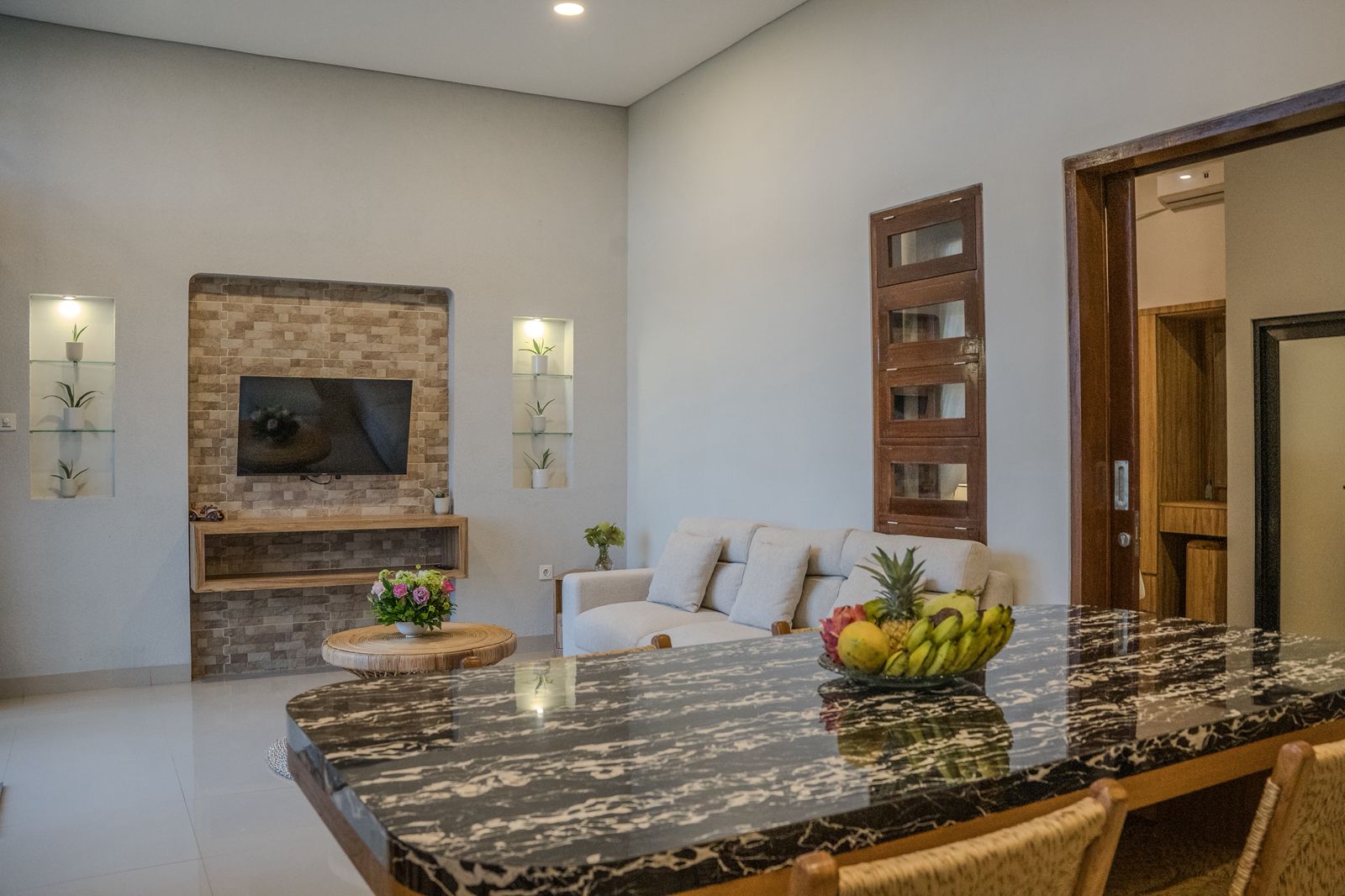 Villa with Stunning Rice Paddy Views in Padang Tawang, Babakan Canggu 